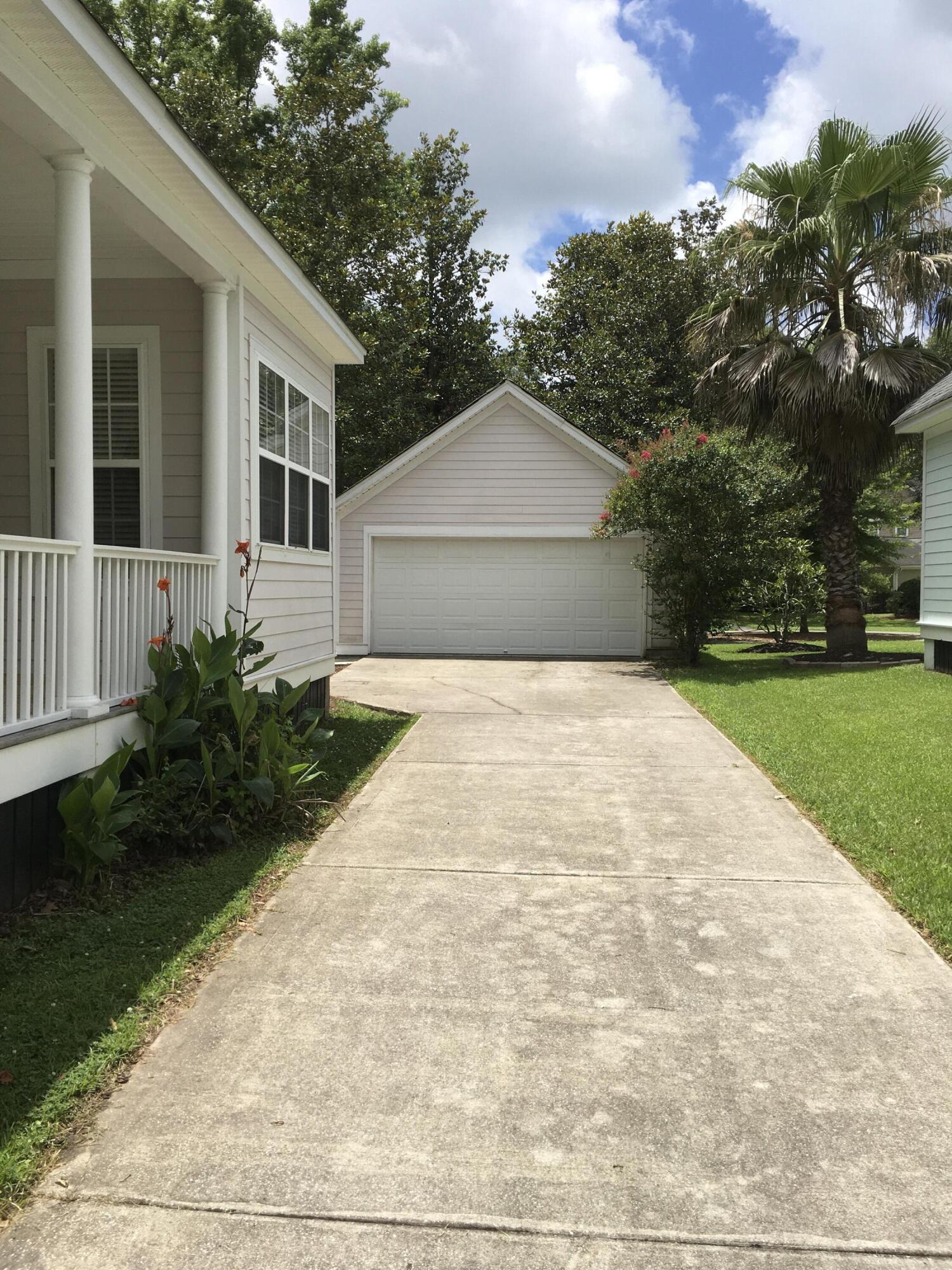 419 Rhett Butler Drive Charleston, SC 29414 - Photo 4 of 45 2007C621-A2BA-450A-BEF1-928A452A96EC
