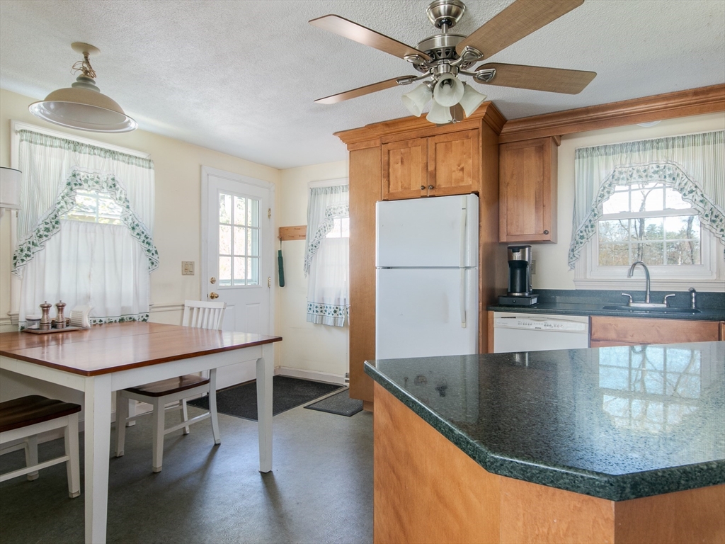 10 Cambridge Road Nashua, NH 03062 - Photo 4 of 25