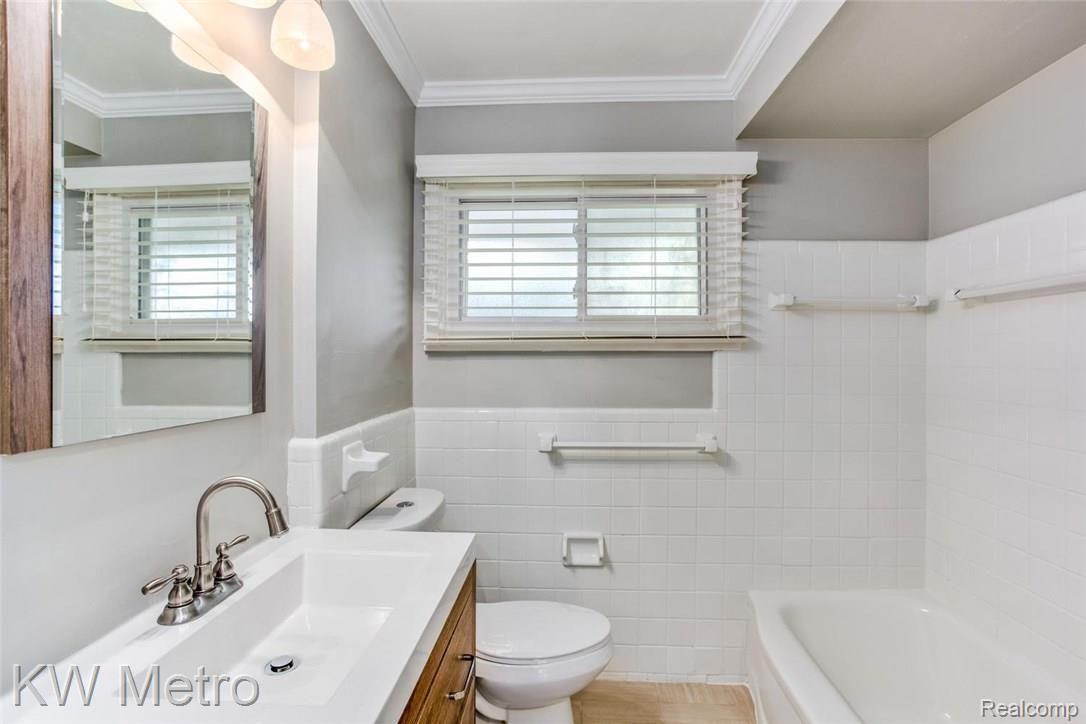 29532 Fall River Road Southfield, MI 48076 - Photo 10 of 17 29532 Fall River Rd Southfield-large-010-13-Bathroom-1500x1000-72dpi.jpg