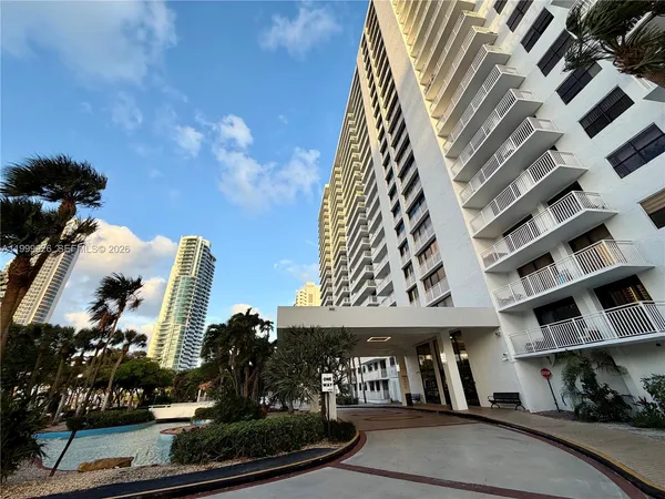 $2,600 | 210 174th Street, Unit L11, Sunny Isles Beach, FL 33160