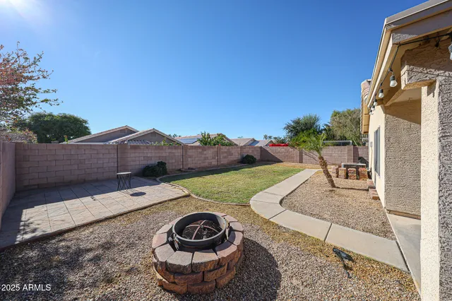 a view of a yard in front of house