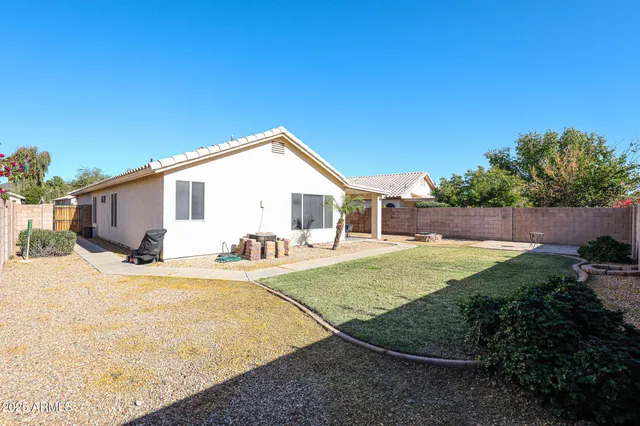 a view of a backyard