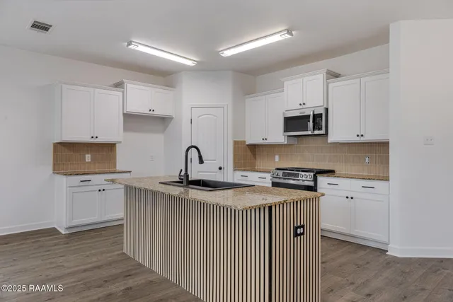 $2,000 | 326 Forest Grove Drive, Youngsville, LA 70592