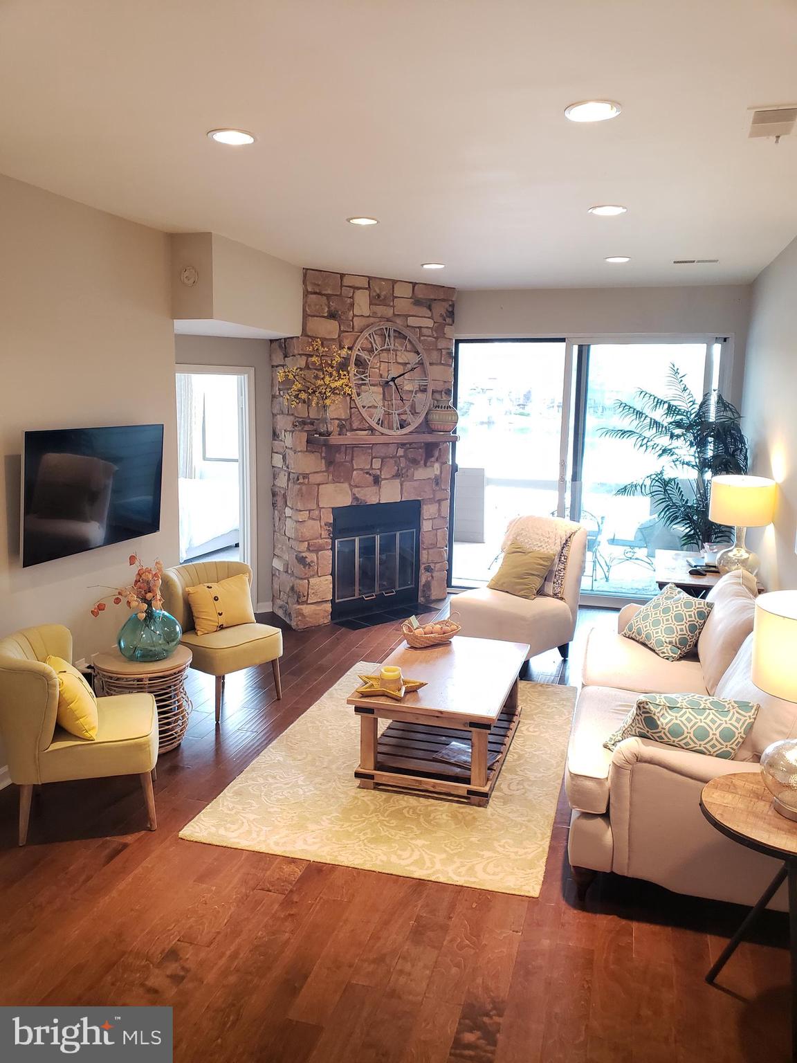 11150 Harbor Court Reston, VA 20191 - Photo 4 of 16 Hardwood flooring, big water views, wood fireplace