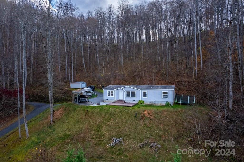 572 Dark Ridge Road Sylva, NC 28779 - Photo 5 of 26 a backyard of a house with table and chairs
