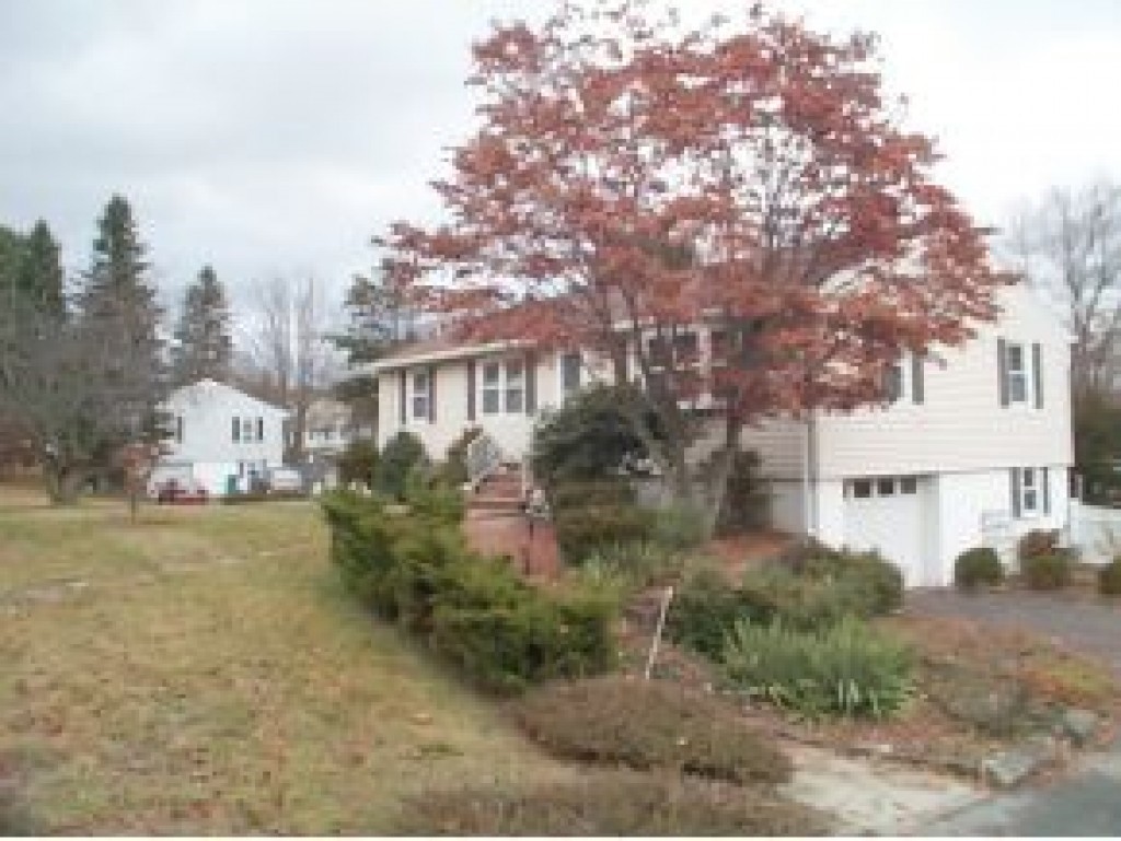 71 Lawrence Road Salem, NH 03079 - Photo 1 of 4