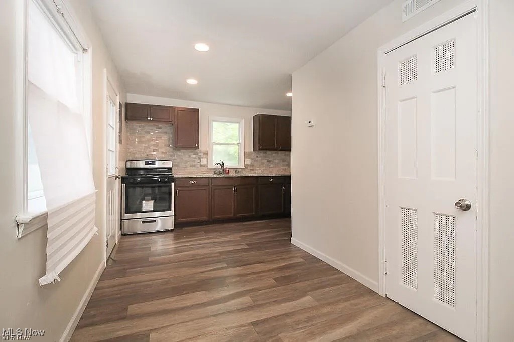 2337 Greenvale Road Cleveland, OH 44121 - Photo 9 of 18