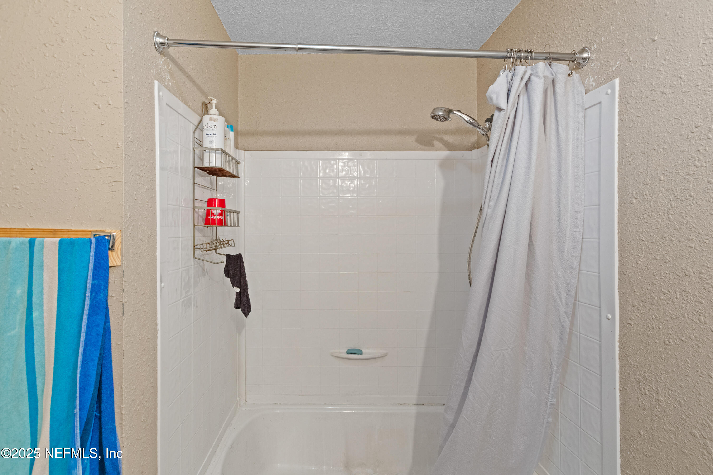 8186 County Line Road Melrose, FL 32666 - Photo 39 of 42 a bathroom with a shower and a shower