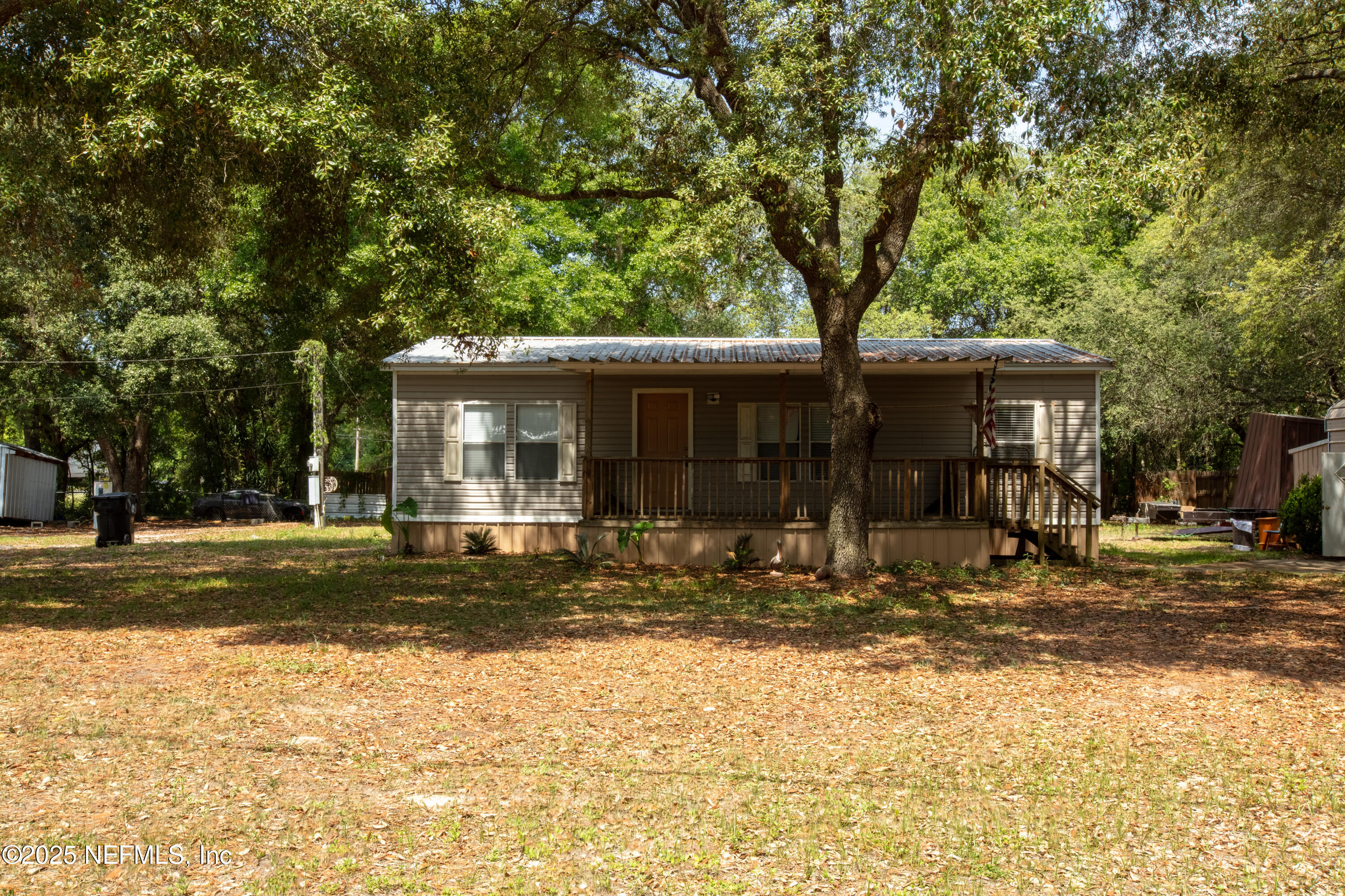 8186 County Line Road Melrose, FL 32666 - Photo 4 of 42 a front view of a house with garden