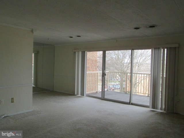 2624 Fort Farnsworth Road, Unit 209 Alexandria, VA 22303 - Photo 2 of 19 an empty room with windows