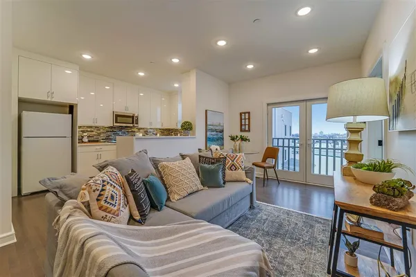 $3,550 | 972 Summit Avenue, Unit 408, Jersey City, NJ 07307