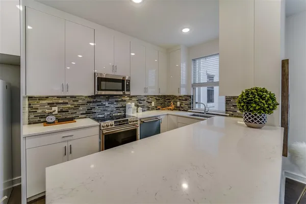 $3,550 | 972 Summit Avenue, Unit 408, Jersey City, NJ 07307