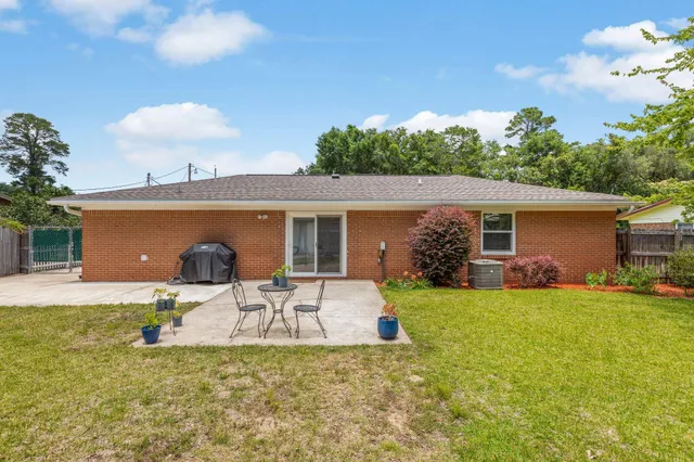 a view of a back yard