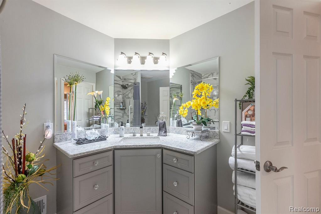 254 Meadow Bridge Drive Rochester Hills, MI 48307 - Photo 17 of 24