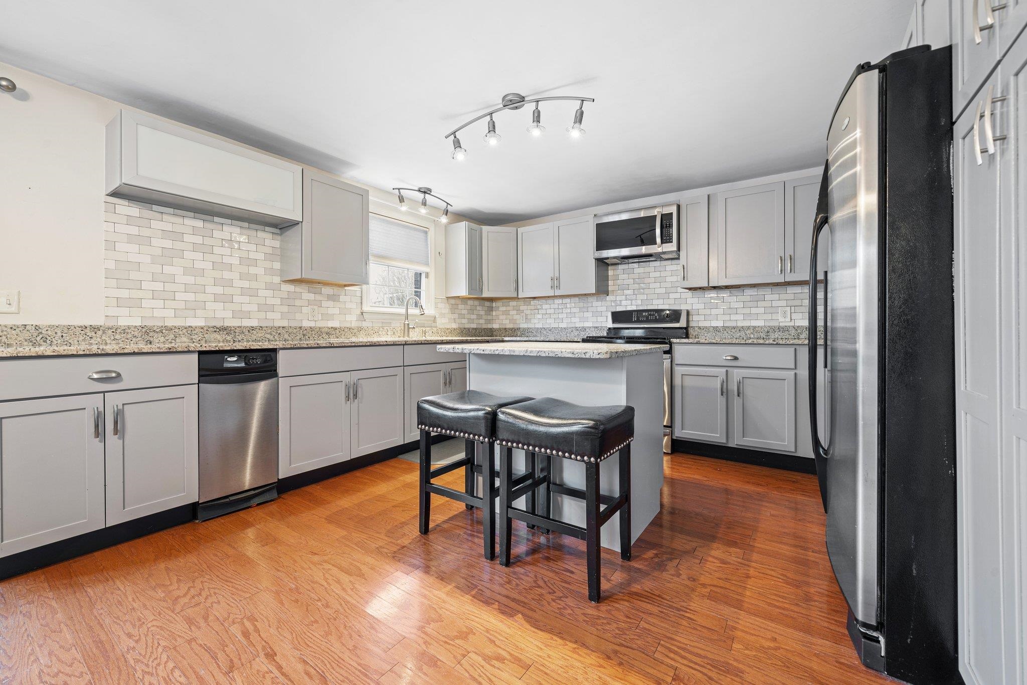 65 Fieldstone Drive Londonderry, NH 03053 - Photo 12 of 37