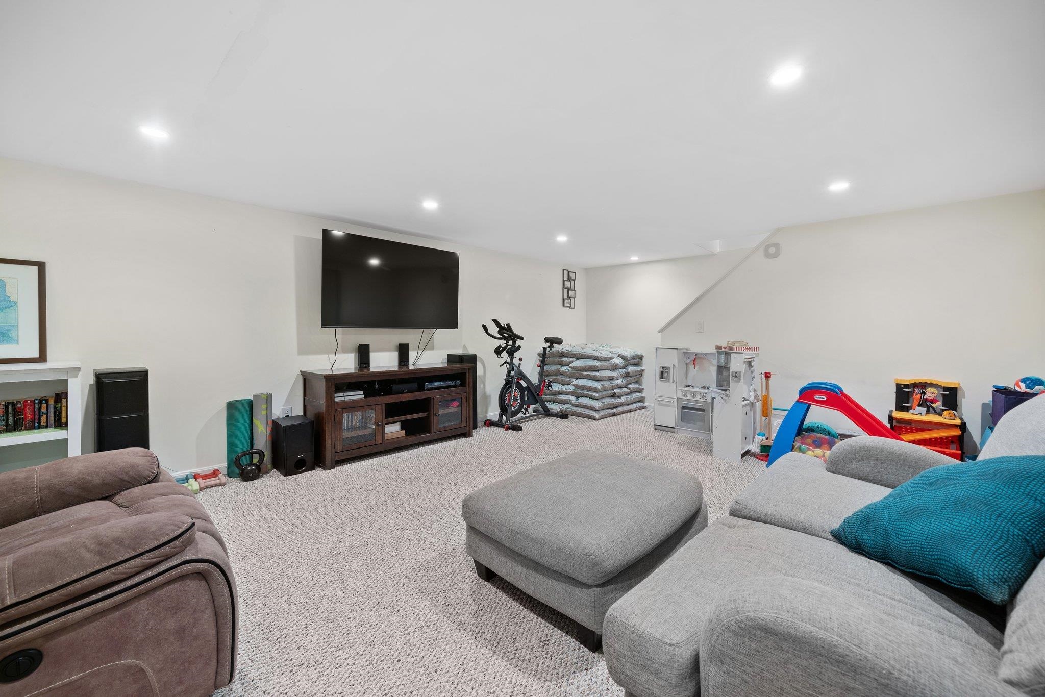 65 Fieldstone Drive Londonderry, NH 03053 - Photo 19 of 37