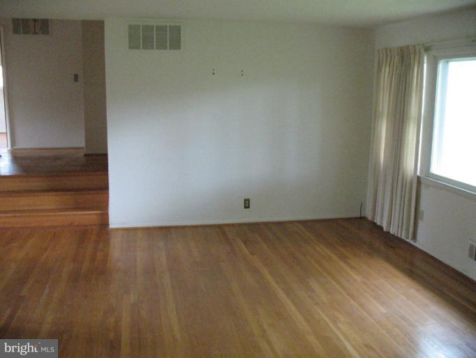 4100 Westmeath Road Nottingham, MD 21236 - Photo 4 of 16 Living Room