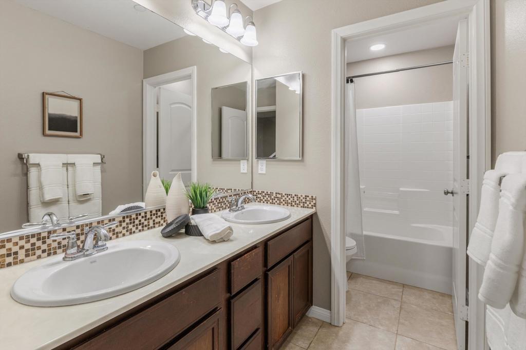 1401 Pershing Road Chula Vista, CA 91913 - Photo 41 of 74 Full bathroom 2nd floor