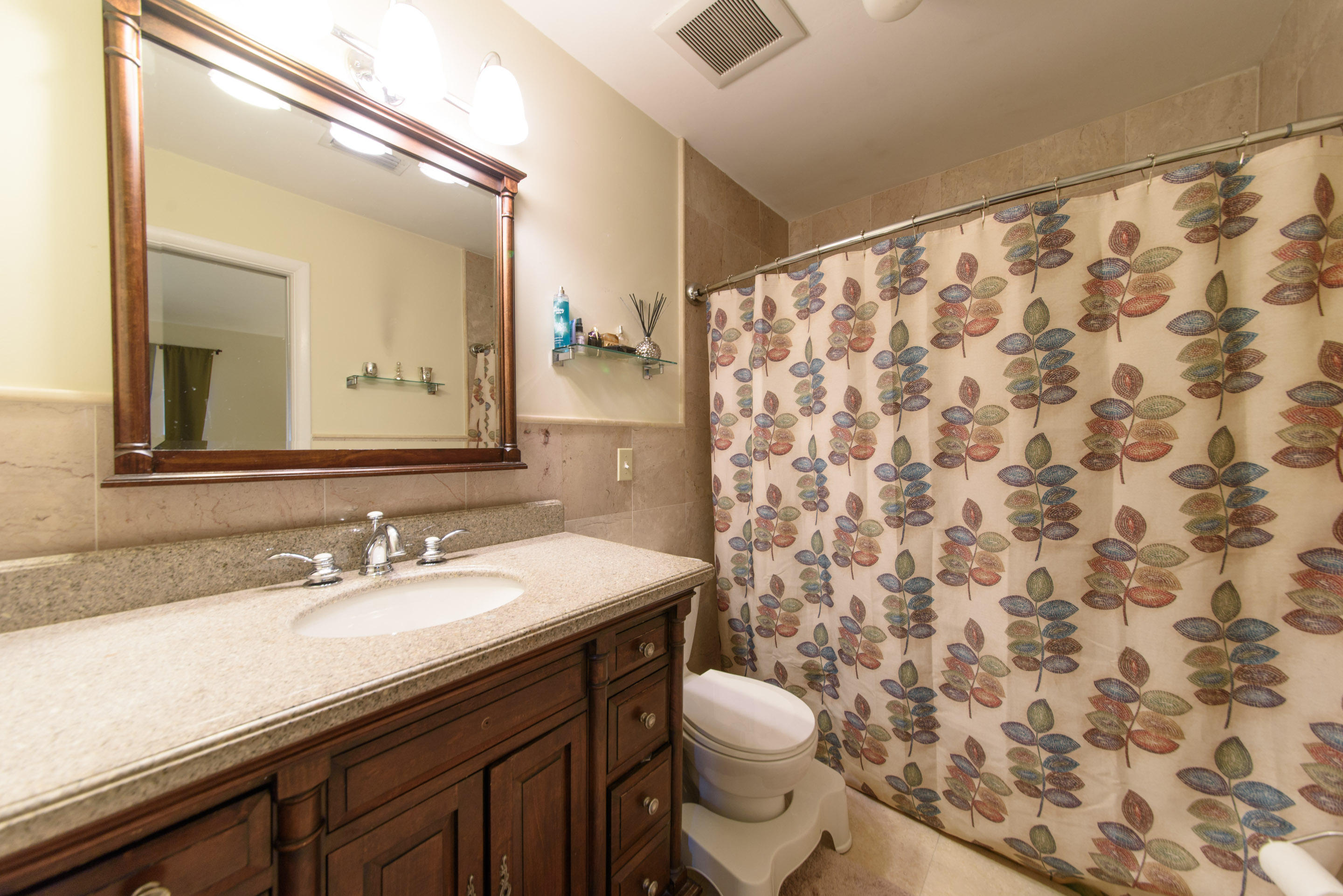 899 Southwest 9th Terrace Boca Raton, FL 33486 - Photo 10 of 13 Guest Bathroom
