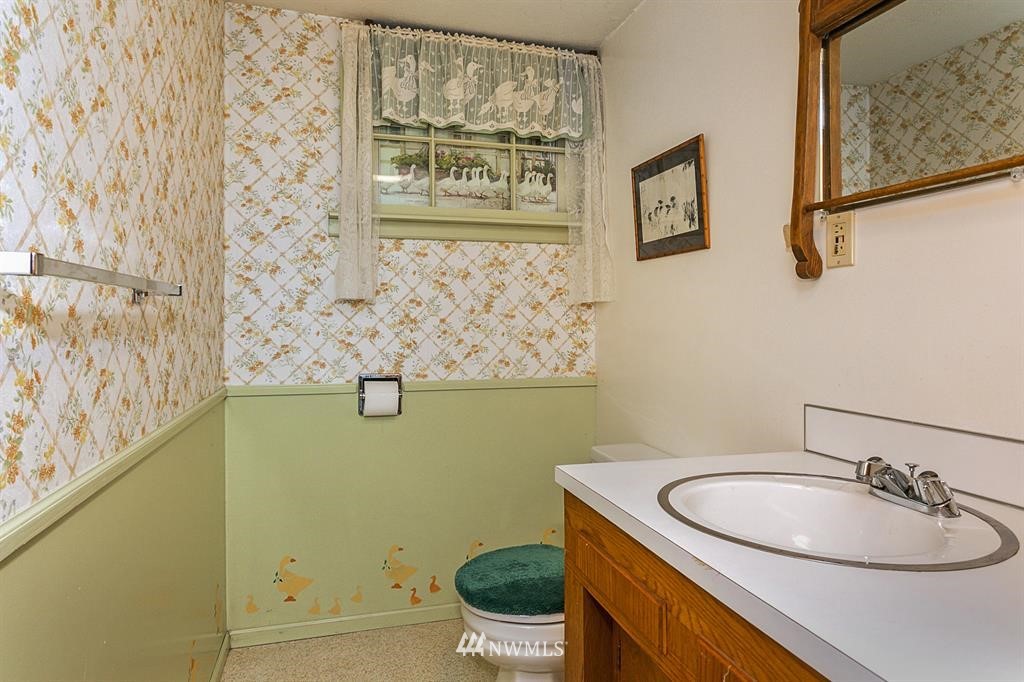 22016 High Bridge Road Monroe, WA 98272 - Photo 22 of 40 a bathroom with a sink and toilet