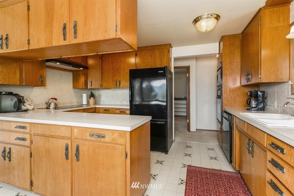22016 High Bridge Road Monroe, WA 98272 - Photo 8 of 40 a kitchen with stainless steel appliances granite countertop a sink stove and refrigerator