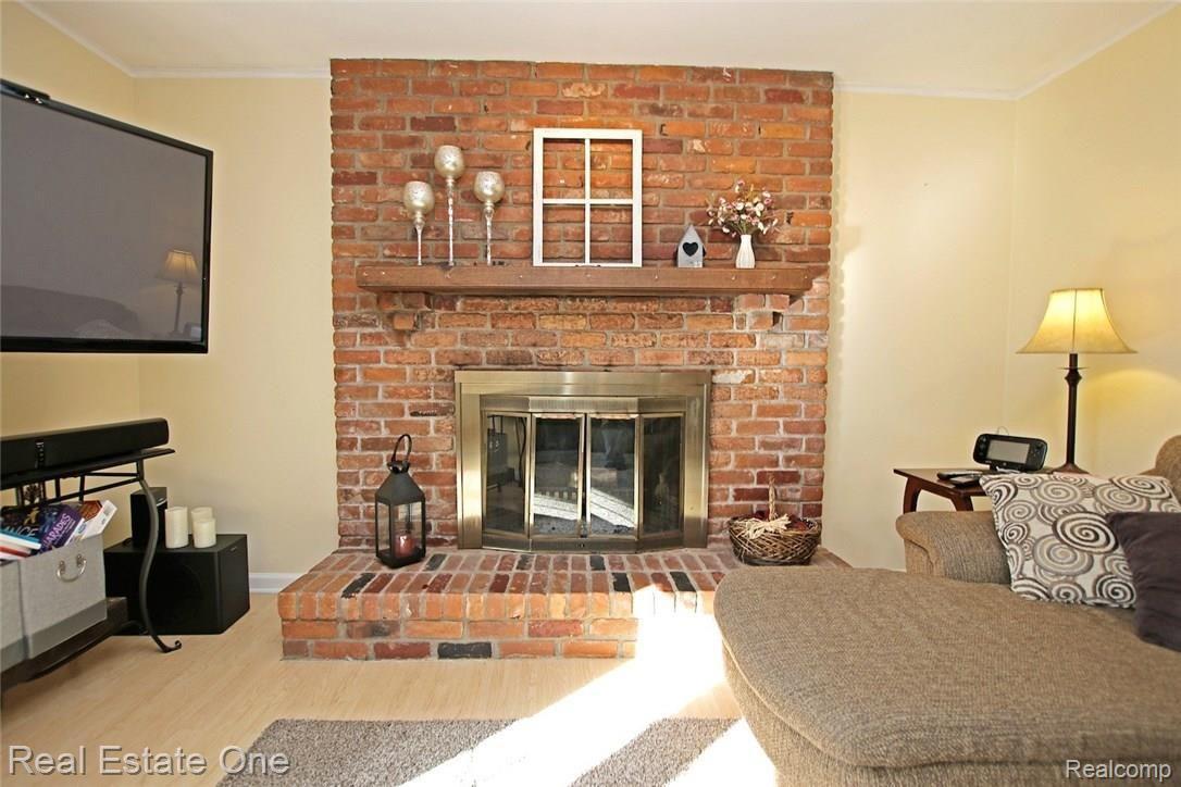 1345 East Fairview Lane Rochester, MI 48306 - Photo 24 of 58 24) Family Room.jpg