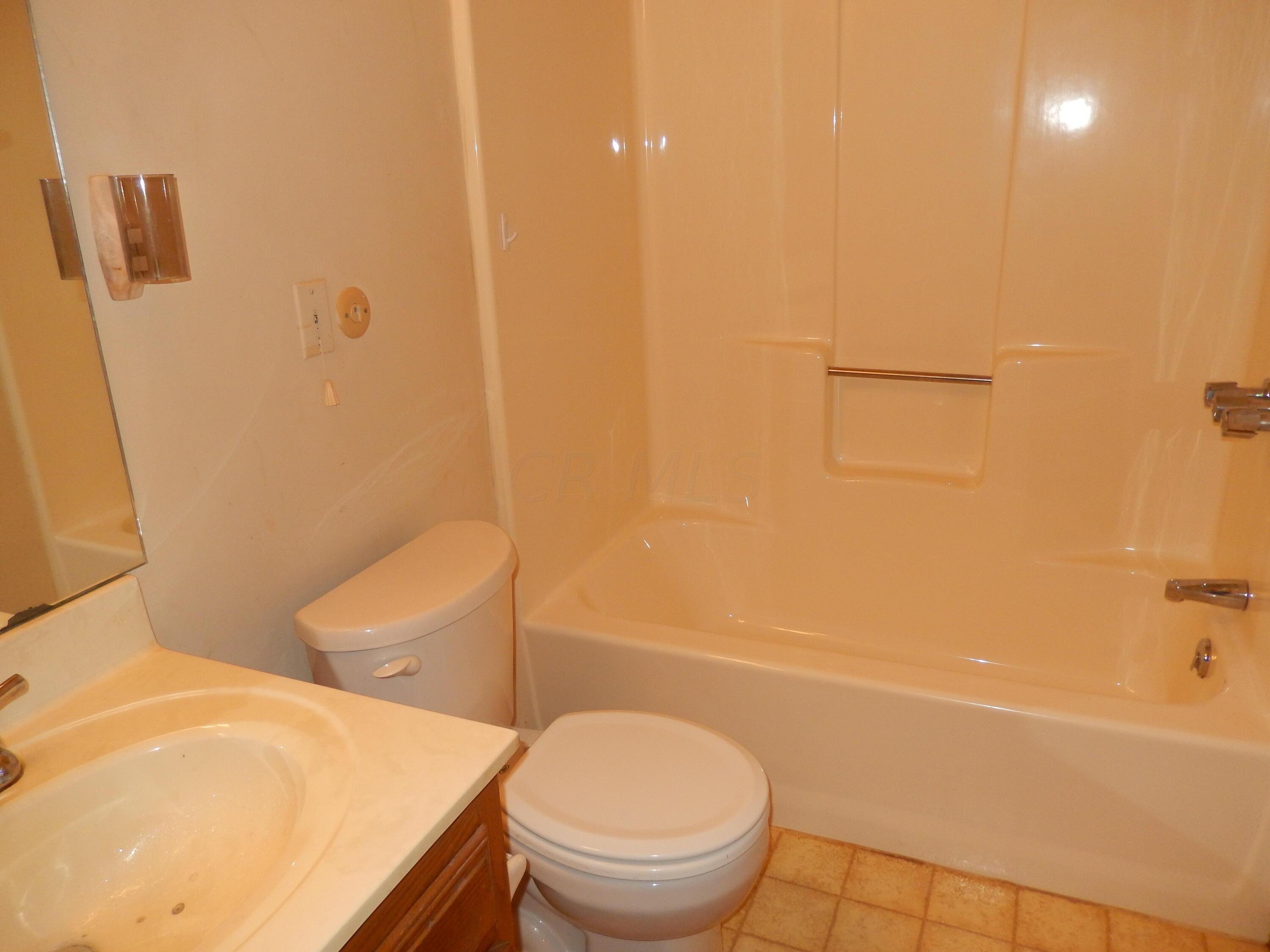 4119 Karl Road, Unit 309 Columbus, OH 43224 - Photo 25 of 26 2nd Full bath off entry hallway