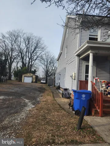 a view of a house with backyard and trees