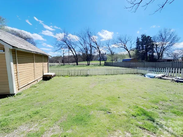 a view of a back yard