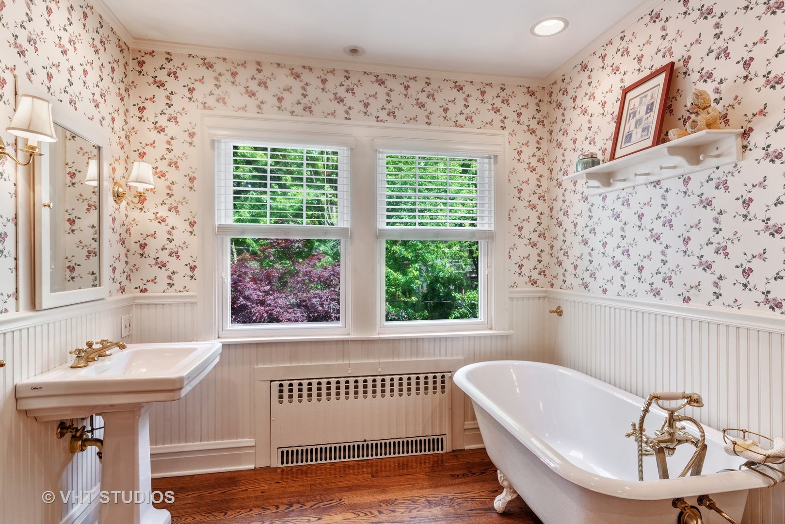 211 North Merrill Street Park Ridge, IL 60068 - Photo 17 of 26 a bathroom with a bathtub and a sink