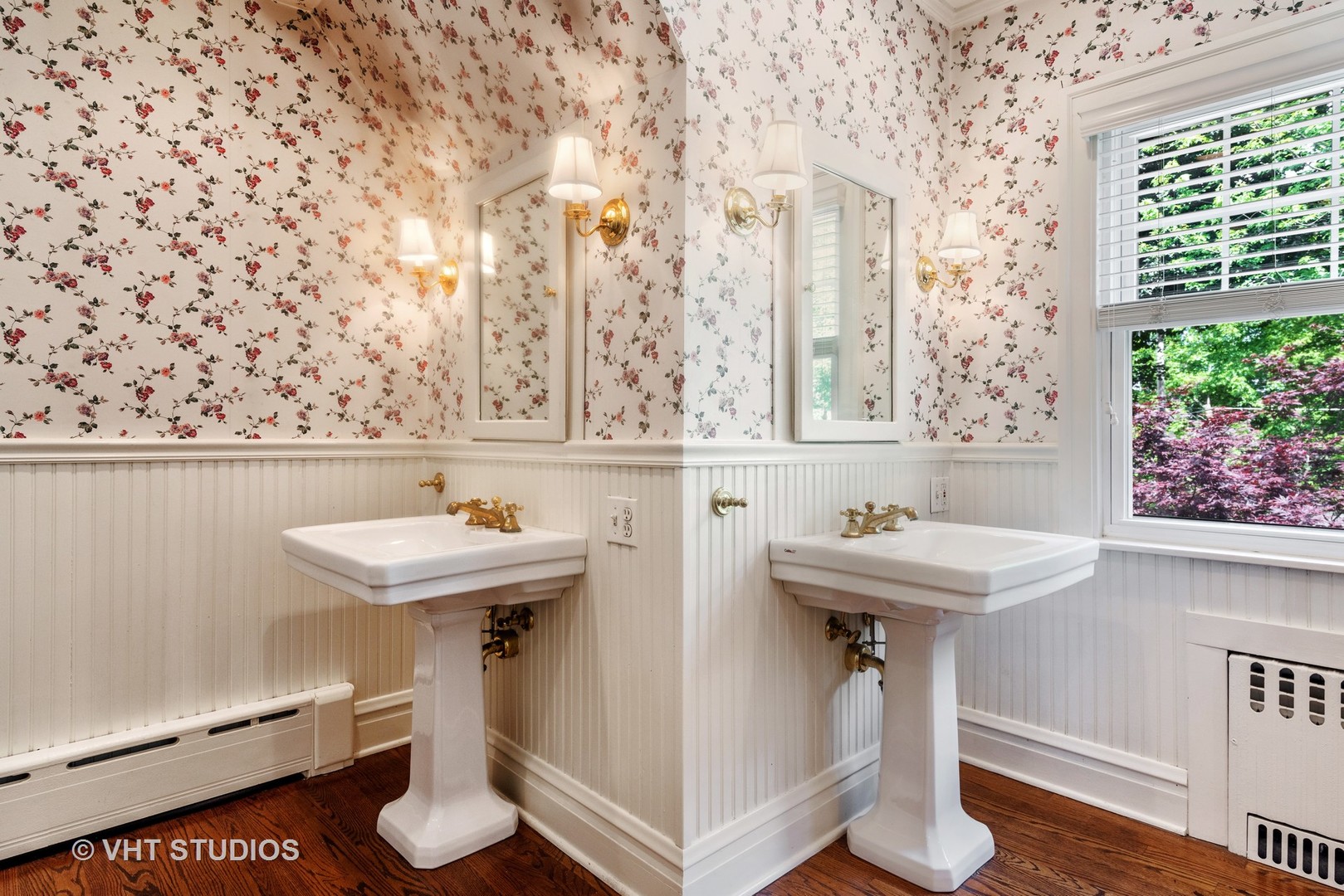 211 North Merrill Street Park Ridge, IL 60068 - Photo 18 of 26 a bathroom with a sink and mirror