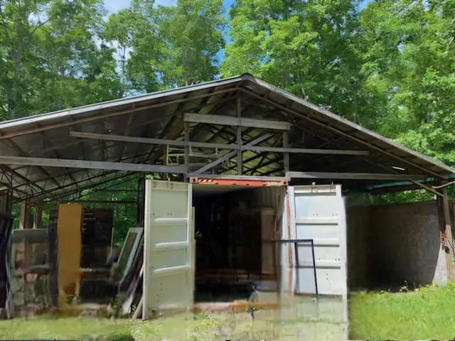 a view of a house with backyard