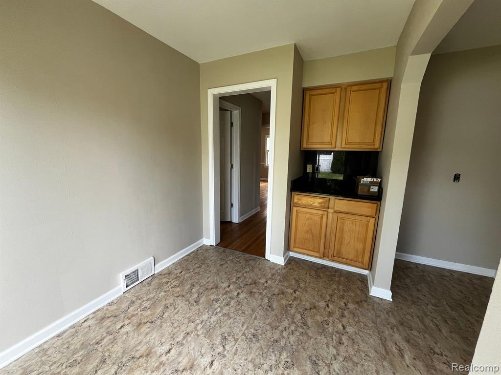 6734 Rosedale Boulevard Allen Park, MI 48101 - Photo 8 of 26