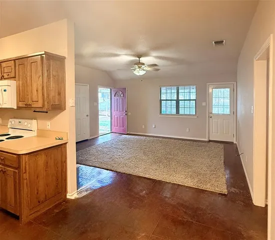 $1,525 | 946 East 3rd Street, Weatherford, TX 76086