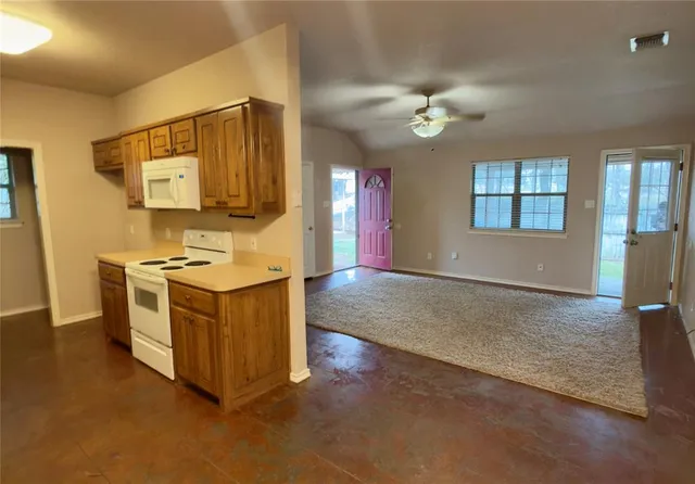 $1,525 | 946 East 3rd Street, Weatherford, TX 76086