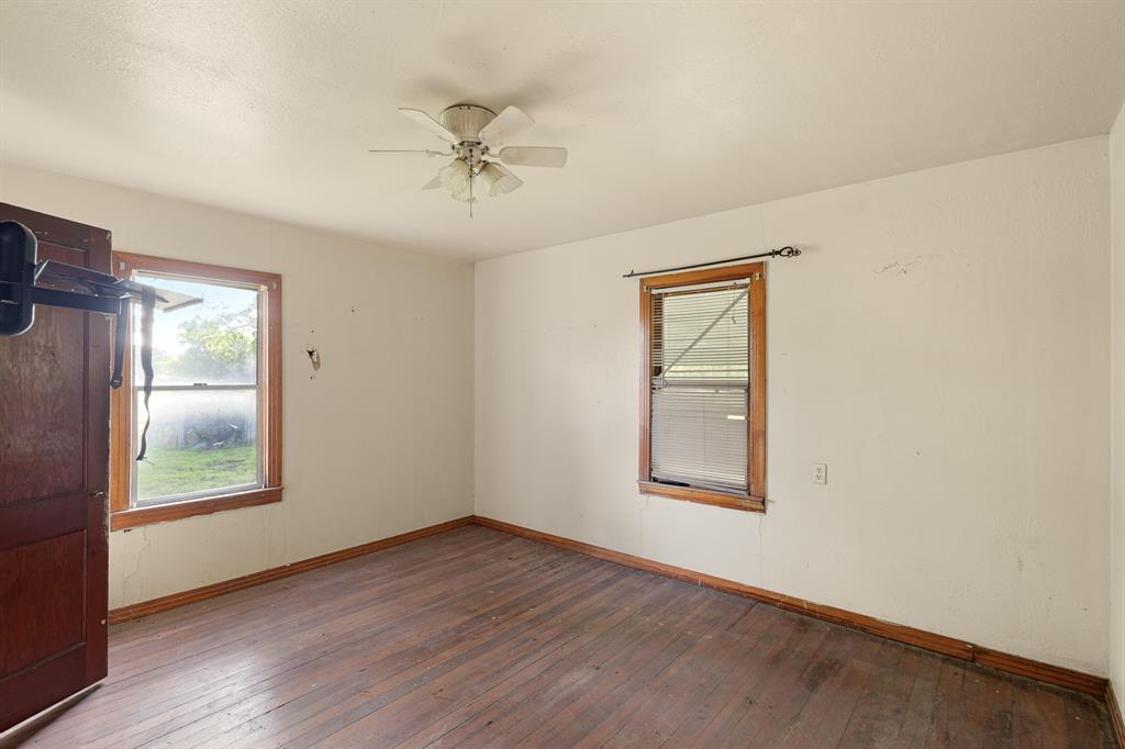 201 Proctor Lane Sunset, TX 76270 - Photo 11 of 18 an empty room with windows and closet