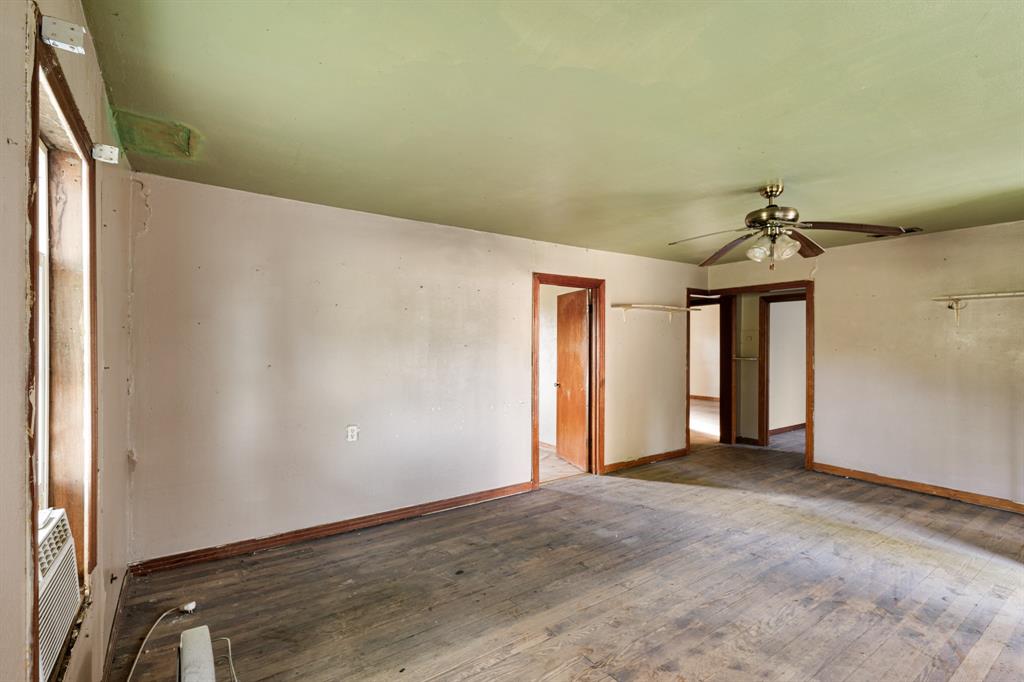 201 Proctor Lane Sunset, TX 76270 - Photo 5 of 18 an empty room with windows and closet