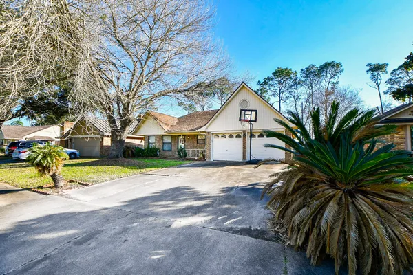 $165,000 | 68 Alexander Court, Angleton, TX 77515