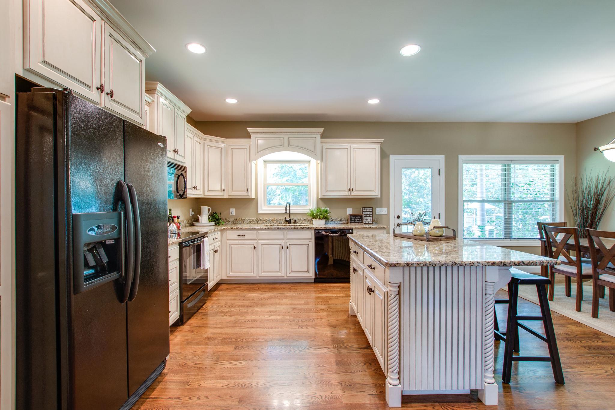 6629 Burnt Knob Road Murfreesboro, TN 37128 - Photo 8 of 27 Very open kitchen. Great pantry with all kinds of pull-outs and organizers.