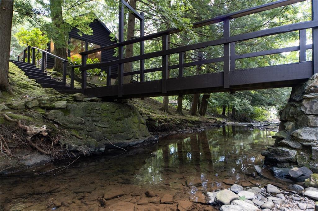 Cozy House Overlooking Fishing Run/Allen Creek with Private Bridge to Laurel Gardens