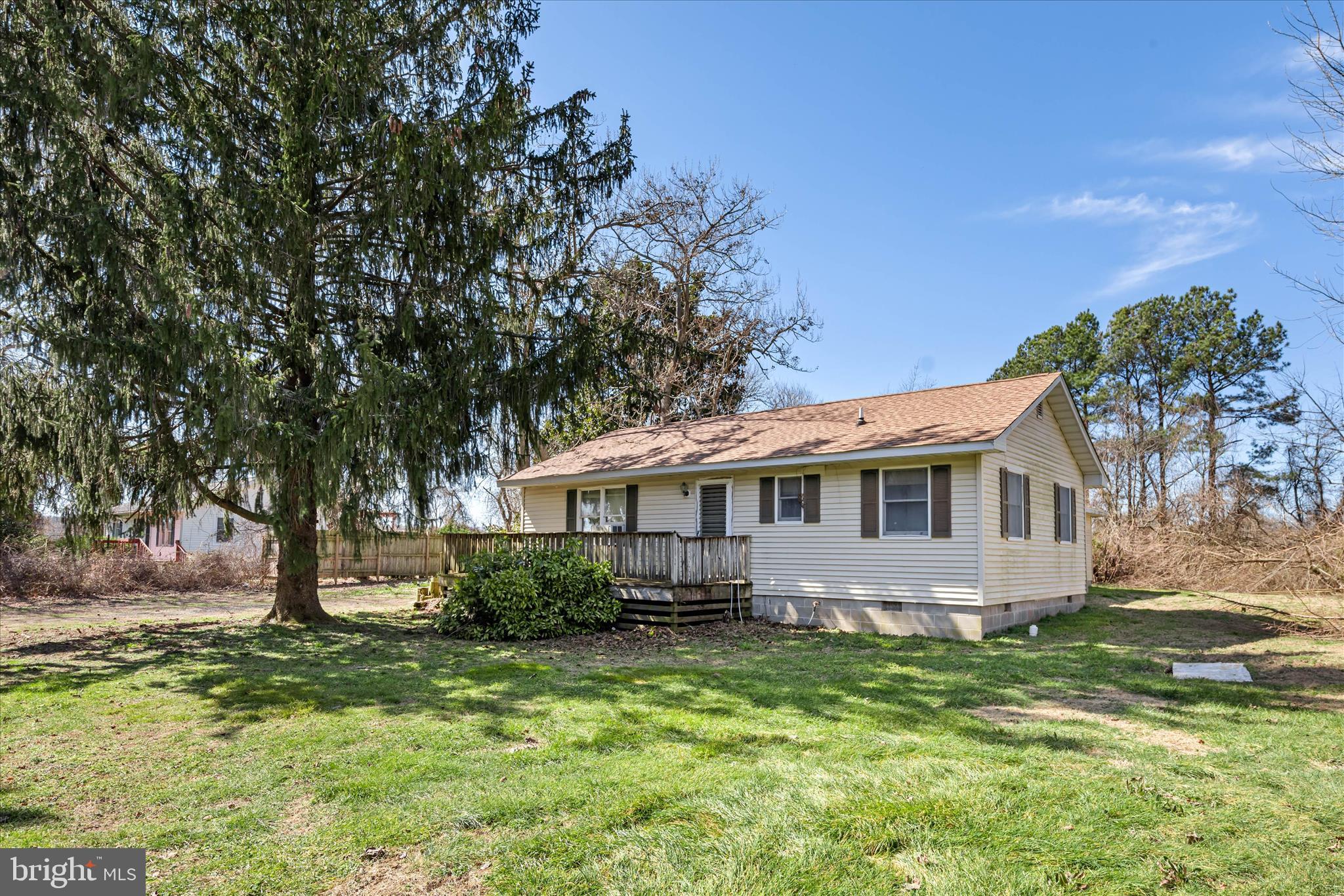 a view of house with a yard
