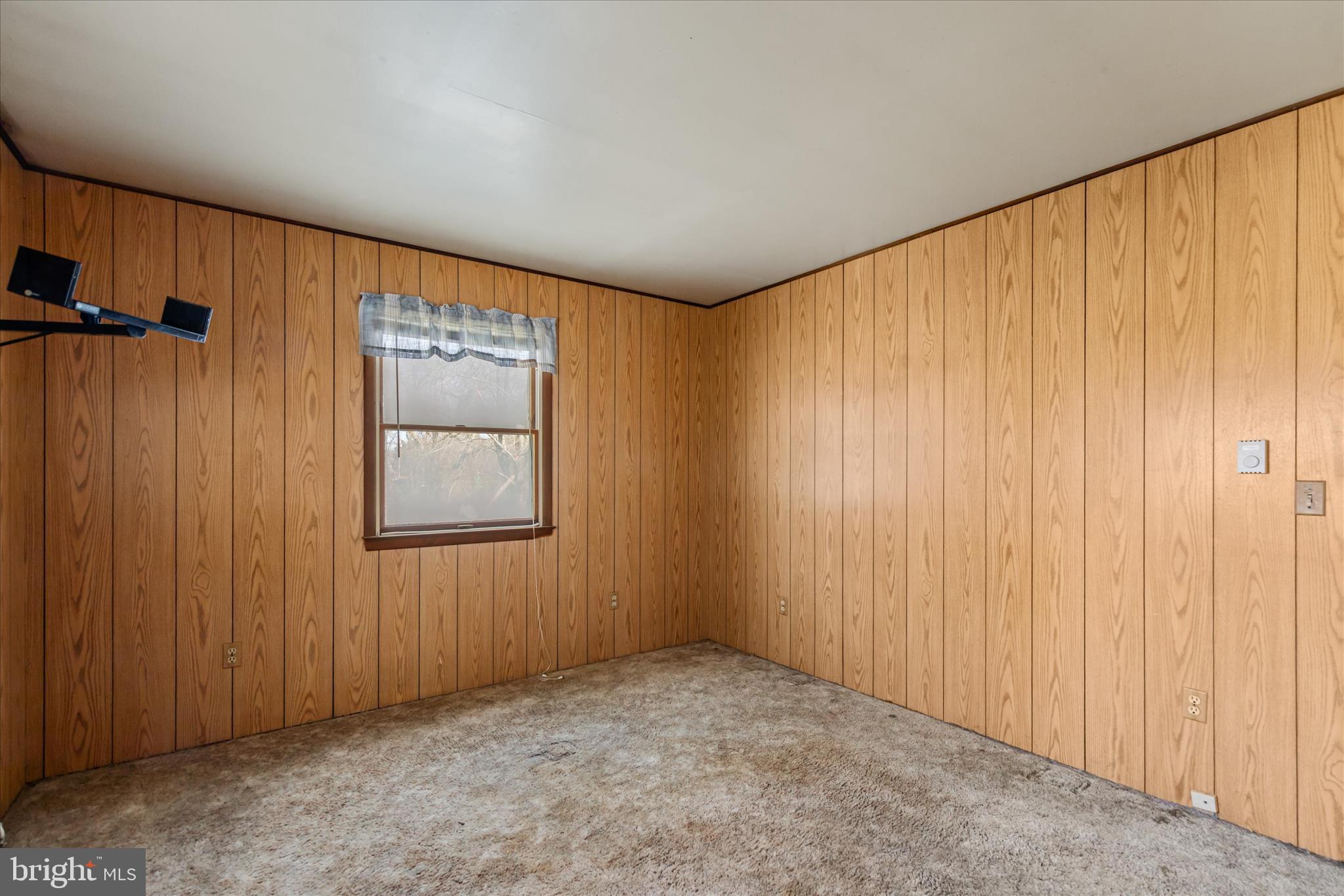 28359 Martins Farm Road Milton, DE 19968 - Photo 27 of 63 an empty room with windows