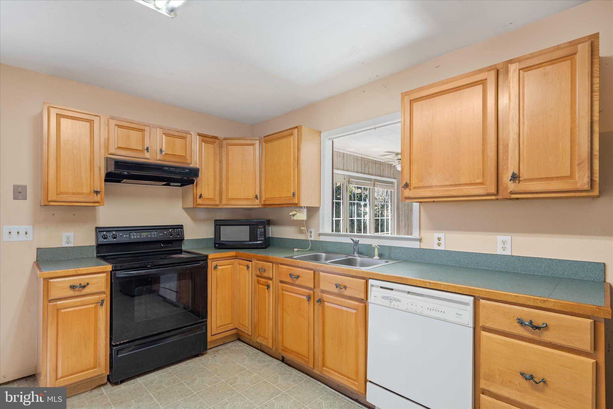 28359 Martins Farm Road Milton, DE 19968 - Photo 7 of 63 a kitchen with granite countertop wooden cabinets and a stove