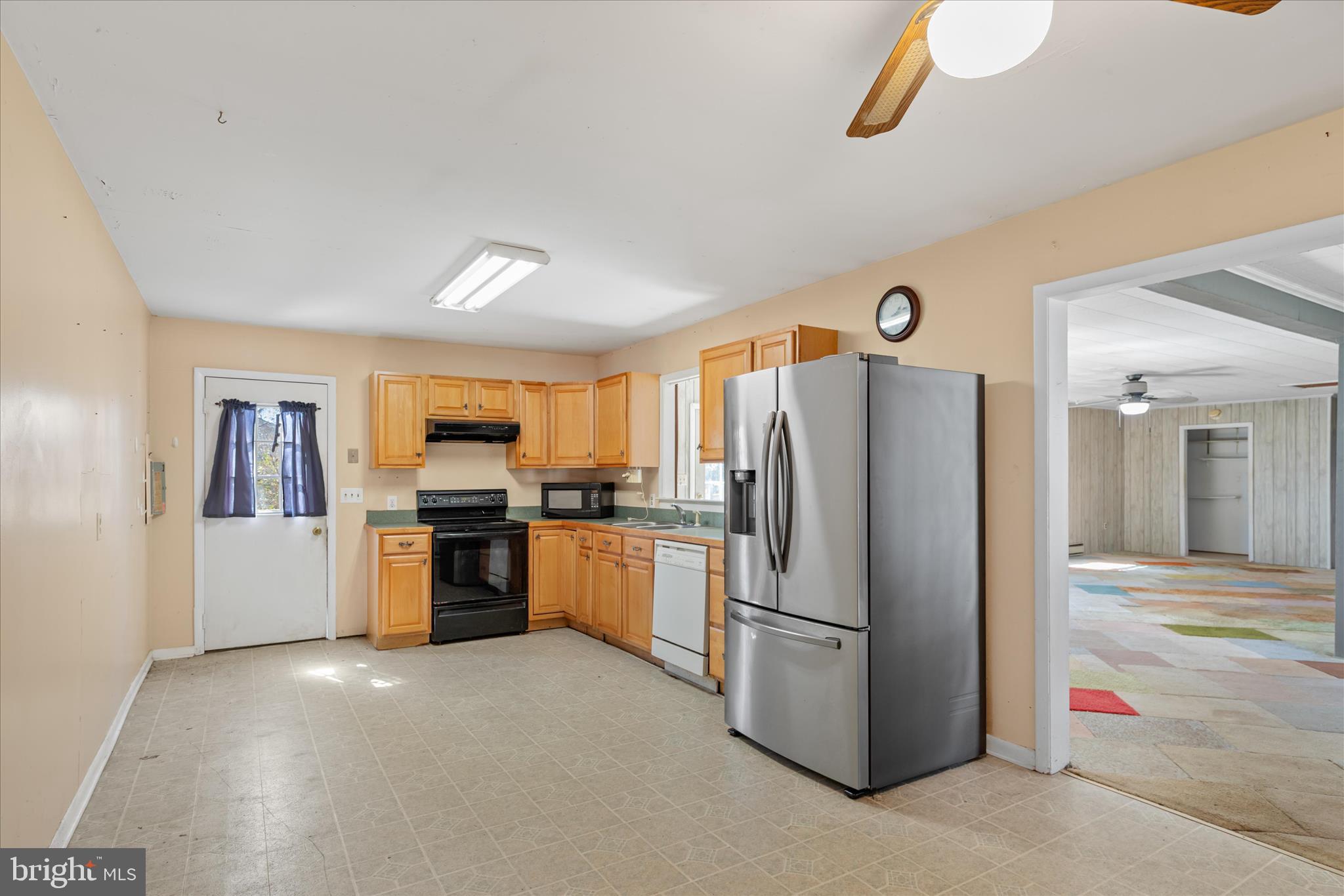 28359 Martins Farm Road Milton, DE 19968 - Photo 8 of 63 a kitchen with a refrigerator and a stove top oven