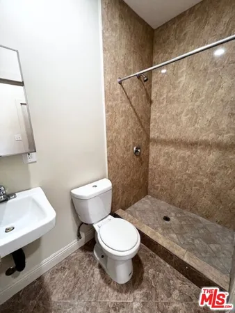 $2,000 | 2108 Oak Street, Unit B, Los Angeles, CA 90007