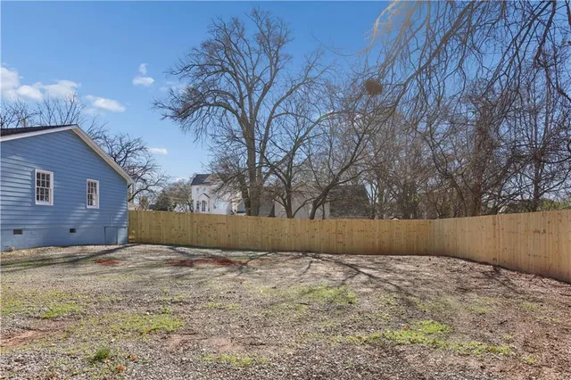 a view of a backyard