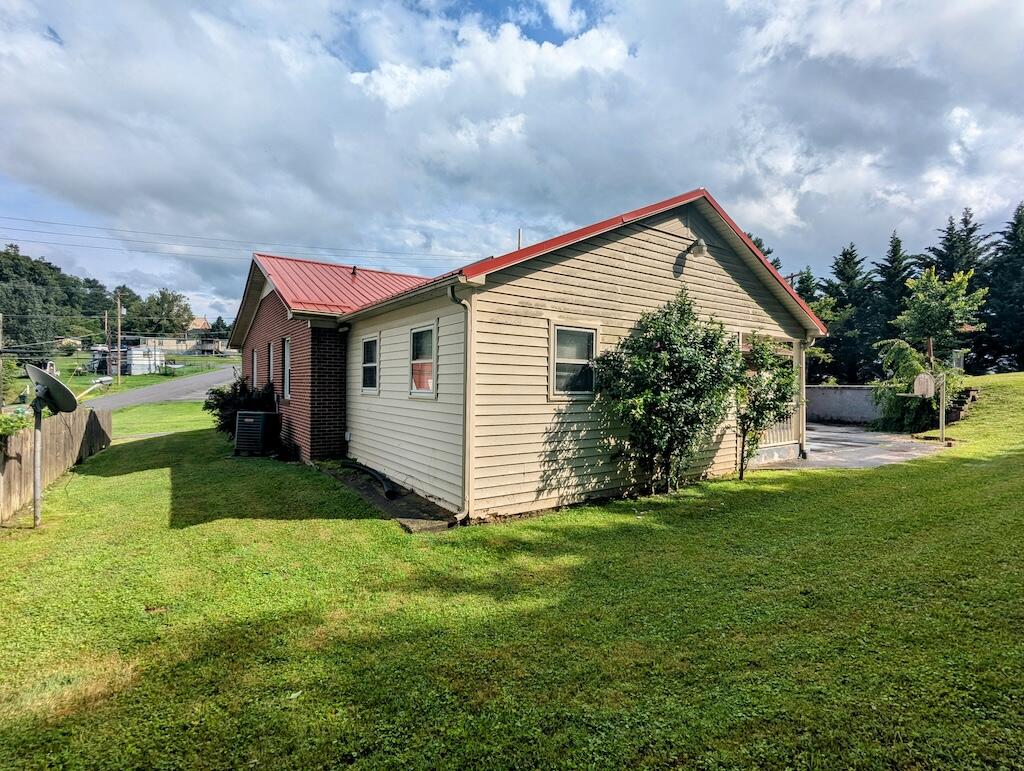 714 Glendale Road Galax, VA 24333 - Photo 5 of 26 a front view of house with yard and green space