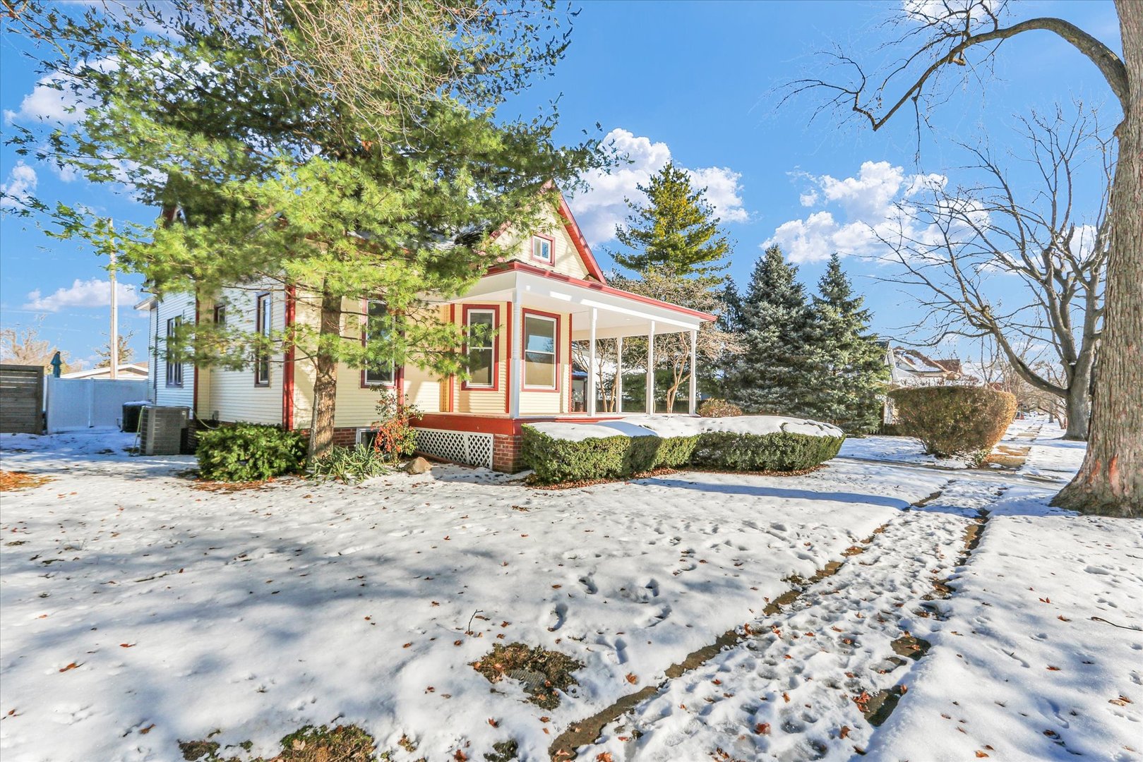 202 East Daggy Street Tuscola, IL 61953 - Photo 3 of 45 a view of a house with a tree in the background
