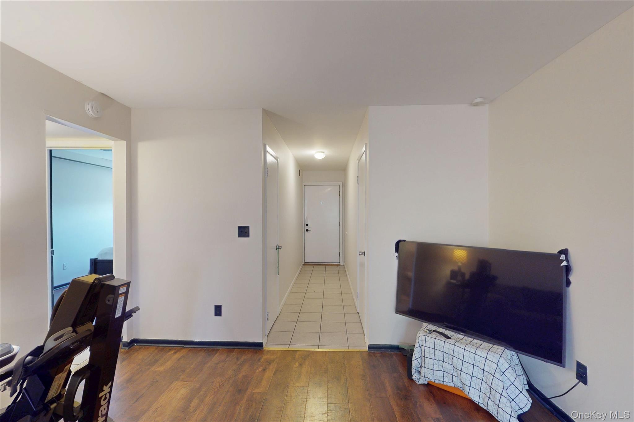 26 Cooper Road, Unit 914 Poughkeepsie, NY 12603 - Photo 3 of 19 Living Room into Entry Foyer