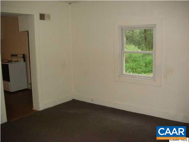 5885 Cub Creek Road Roseland, VA 22967 - Photo 7 of 11 an empty room with a window
